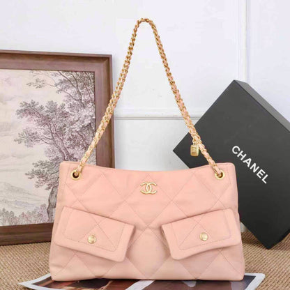 CHANEL
HIGH QUALITY 
120 dhs✅
Size:38cm

Zain39
♥️♥️♥️