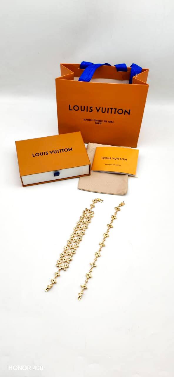 Lv bracelets

Big one. 85 dhs🇦🇪🇦🇪
Small one 70 dhs🇦🇪🇦🇪

Zain122
♥️♥️♥️