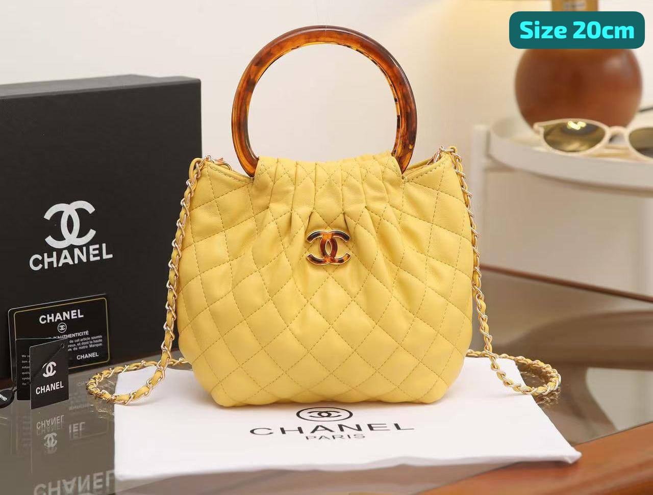 Chanel
Good quality 

with box 🎁🎁🎁

100 dhs✅

Zain186
♥️♥️♥️