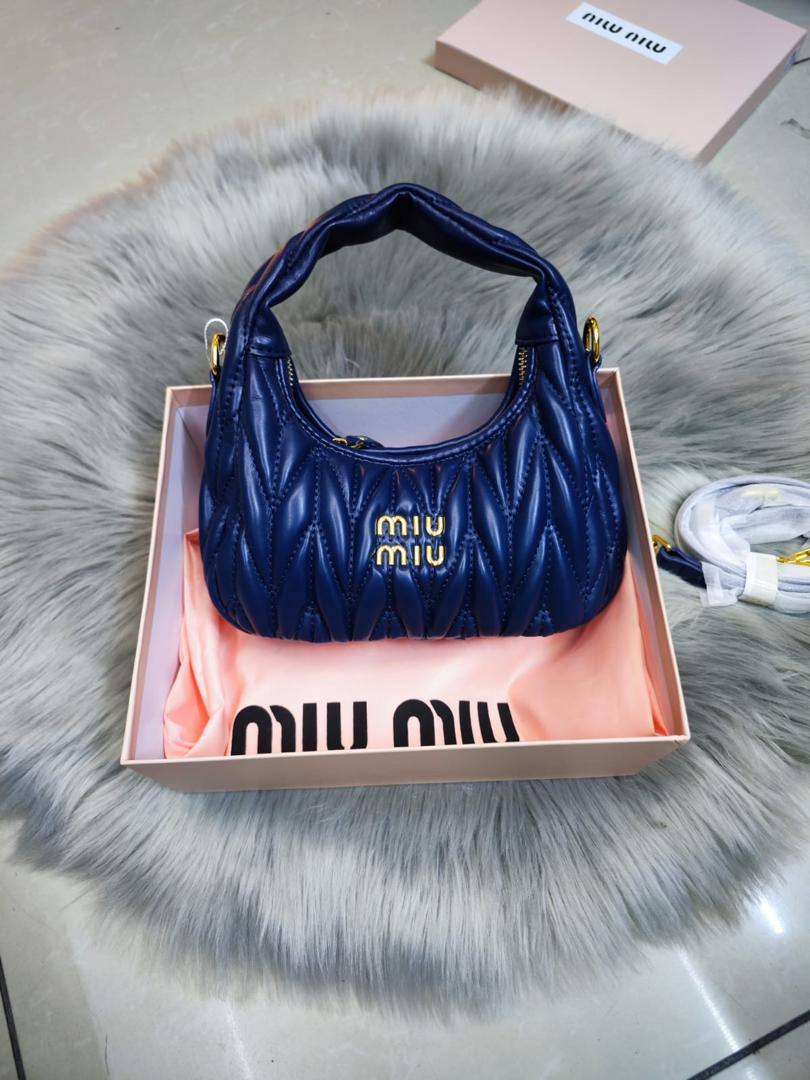Miu Miu
90 dhs✅

with box。
🎁🎁🎁

22cm

Zain26
♥️♥️♥️