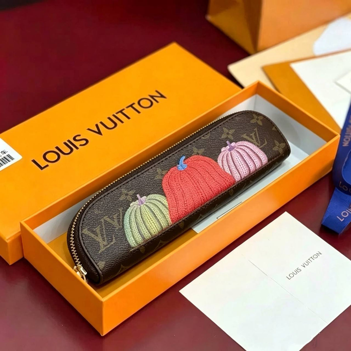 LOUIS VUITTON 

PEN BAG 

NEW CAME 
GOOD QUALITY 
WITH BOX 

55 dhs🇦🇪🇦🇪

Zain295
♥️♥️♥️