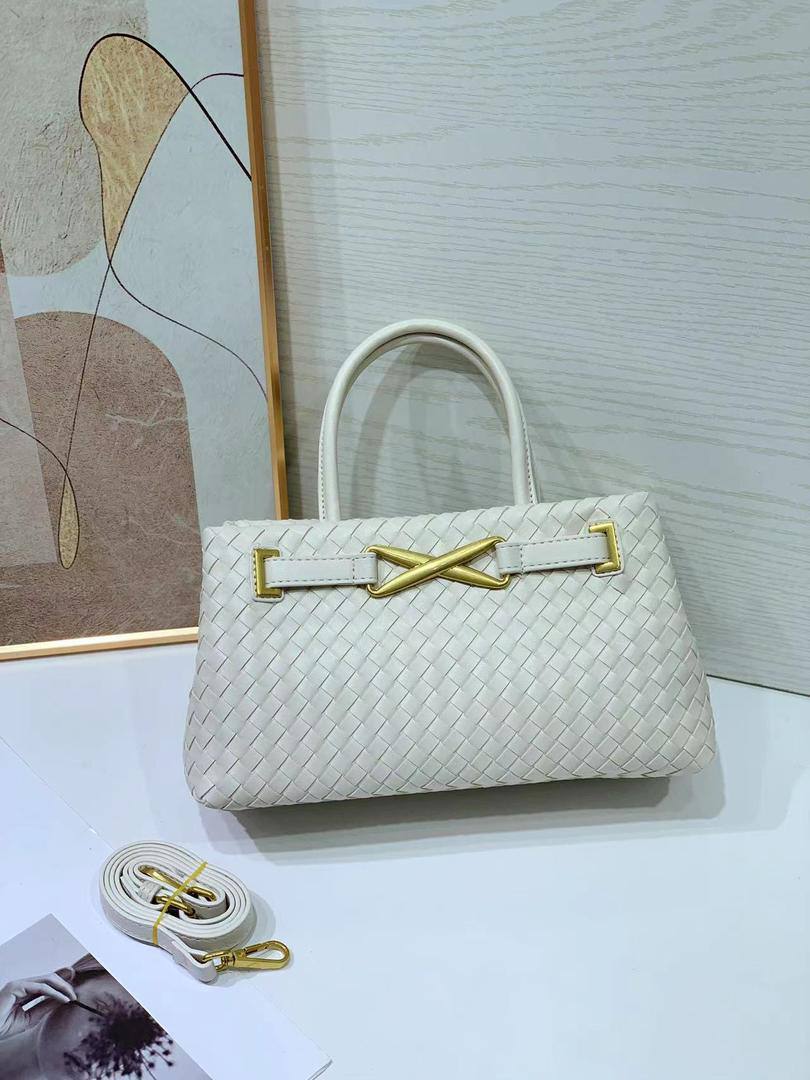 Bottega
95 dhs🪙🌨️
size 27×10×16cm

Zain213
♥️♥️♥️