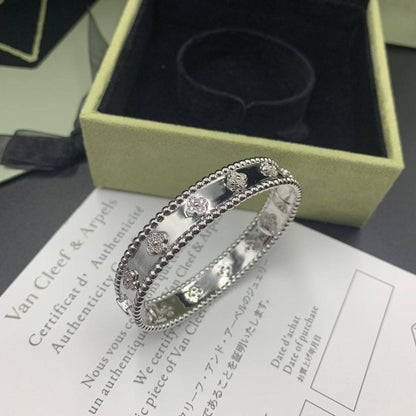 VCA Bangle 💐
Medium size 
Master Quality 💕

*95* AED normal box 📦 
*120* AED Master box 🗃️

Zain48
♥️♥️♥️