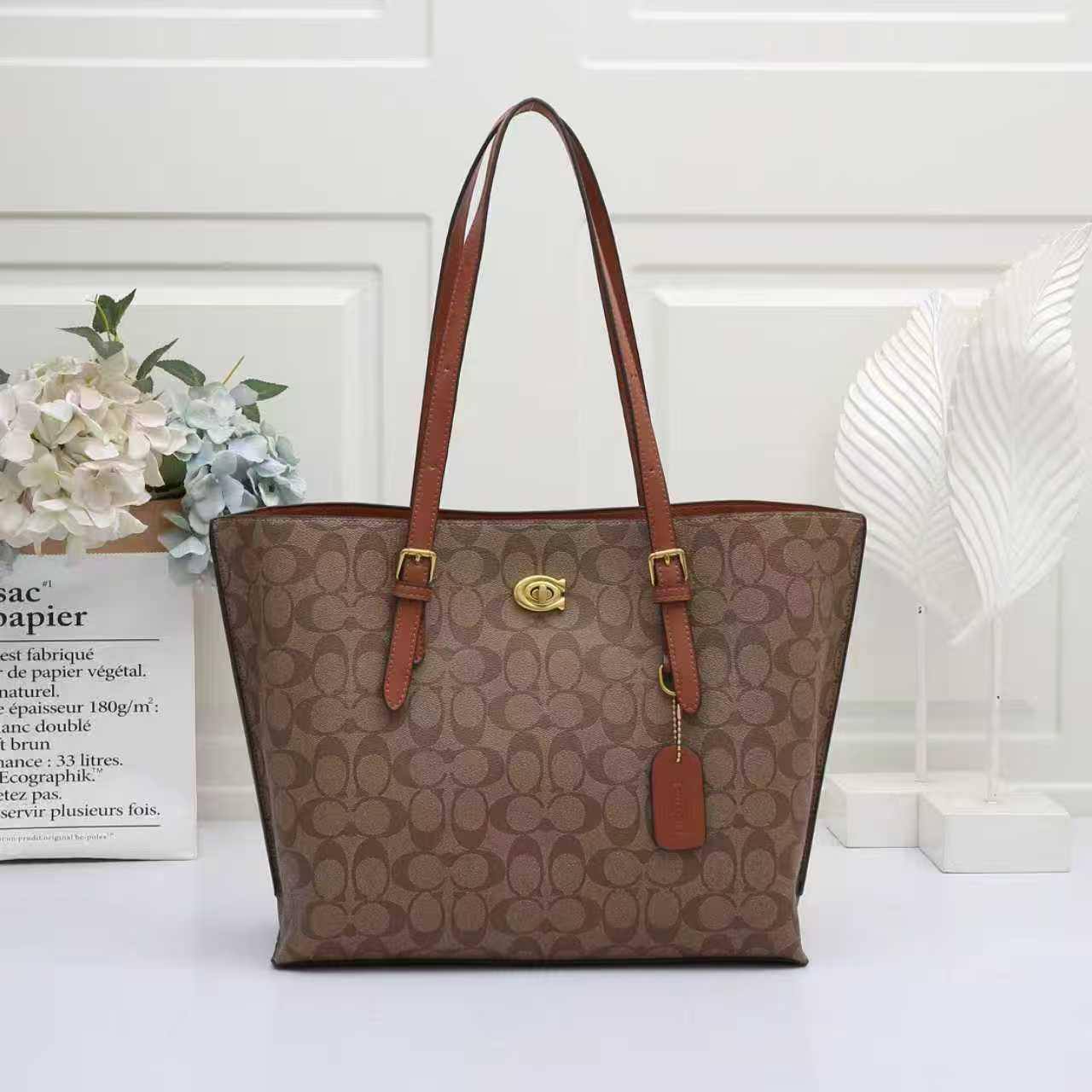 coach
120 dhs💓
Size34x27x20cm

Zain161
♥️♥️♥️