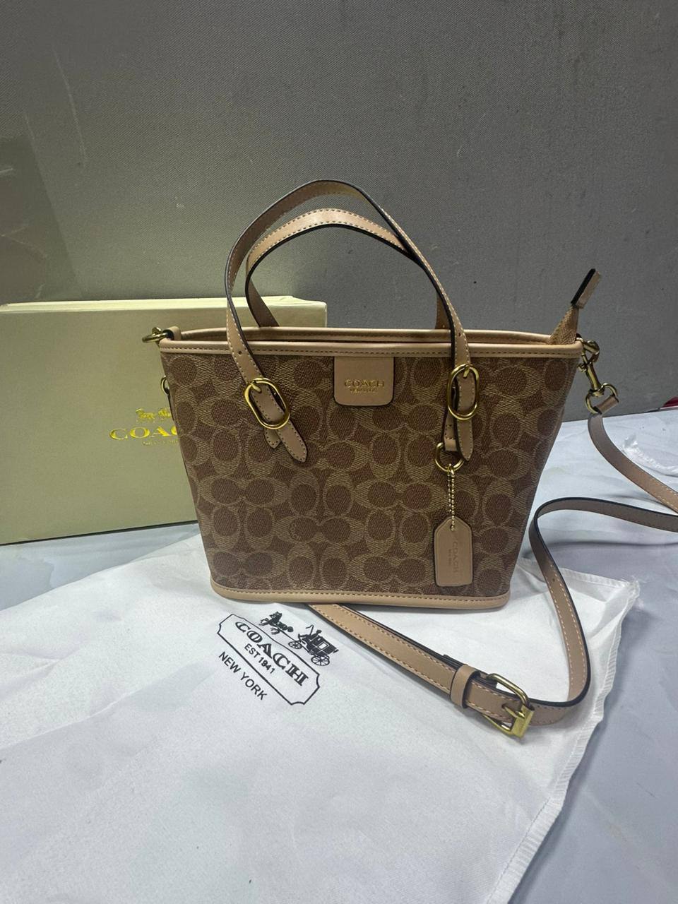Coach

With box  
🎁🎁🎁

High quality 
95 dhs🪙🌨️

Zain50
♥️♥️♥️