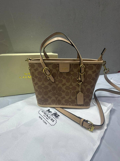 Coach

With box  
🎁🎁🎁

High quality 
95 dhs🪙🌨️

Zain50
♥️♥️♥️