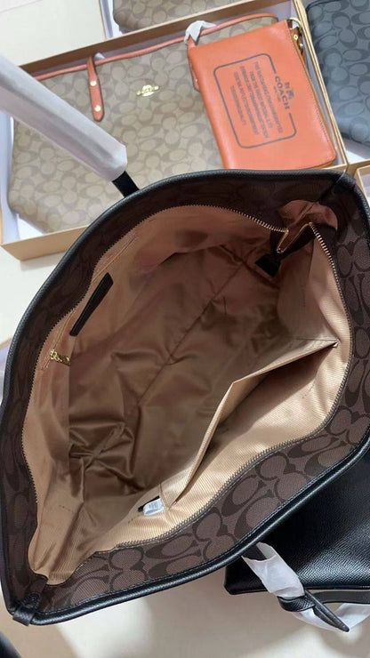 Coach 
100 dhs✅
with box
size 42×14×30cm

Zain42
♥️♥️♥️