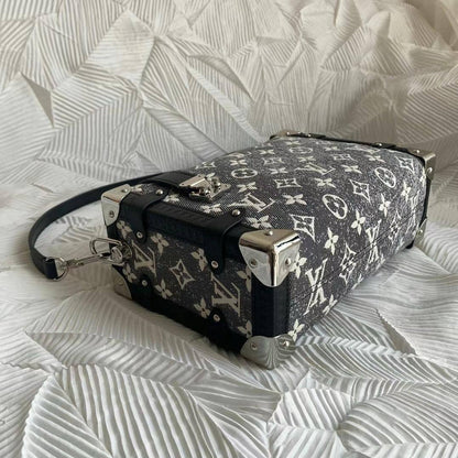 Vuitton Monogram 
Jacquard Denim Side Trunk

For Price 👇 WhatsApp✅
0568585901 
0507557372
0552275751 Owner Zain 👌

Zain71
♥️♥️♥️