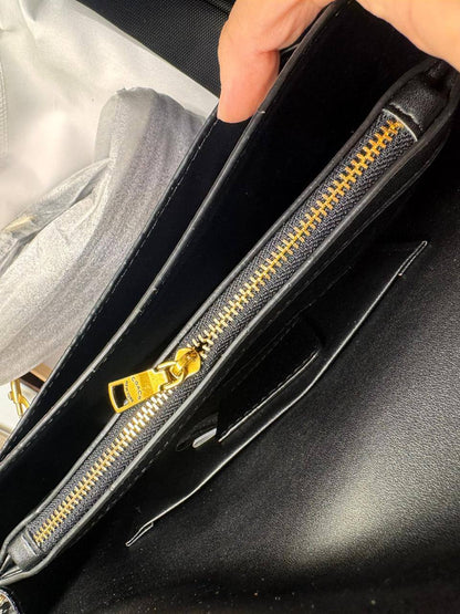 Coach Tabby
Size : 26 * 14 * 8.2 cm
85 dhs🪙🖤
with box🎁

Zain115
♥️♥️♥️
