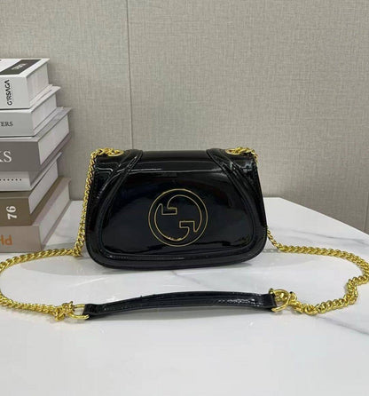 Guuci 
Best quality 

with box’s 
🎁🎁🎁

110 dhs✅
size 21 CM

Zain290
♥️♥️♥️