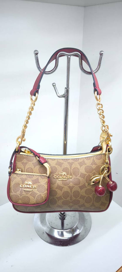 Coach
good quality
With box 
95 dhs💓

Zain203
♥️♥️♥️