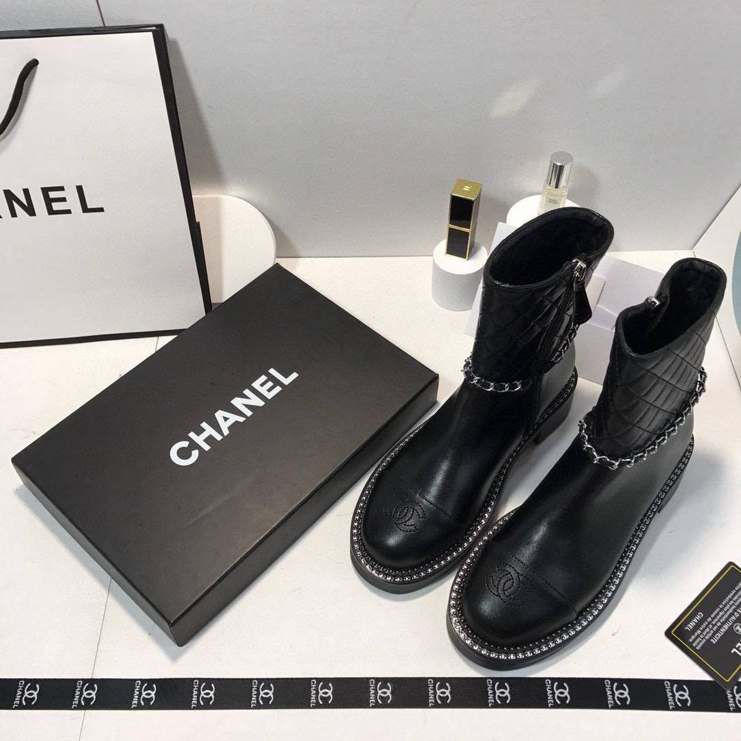 Boots Chanel - Dior
High quality 
size 36-41 
220 dhs🪙🌨️

Zain132
♥️♥️♥️