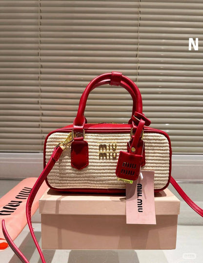 Miumiu long

Size : 22 * 10.5 * 7.5 cm
85 dhs🪙🌺

with box🎁

Zain115
♥️♥️♥️
