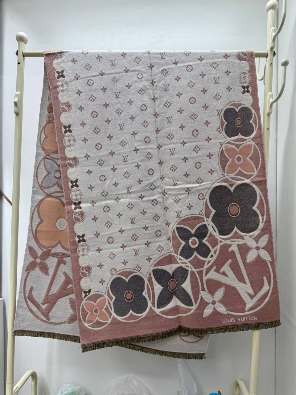 Brand Shawl / Scarf 

Good quality

Size:  180 * 68 cm
45 dhs🪙🌨️

Zain115
♥️♥️♥️