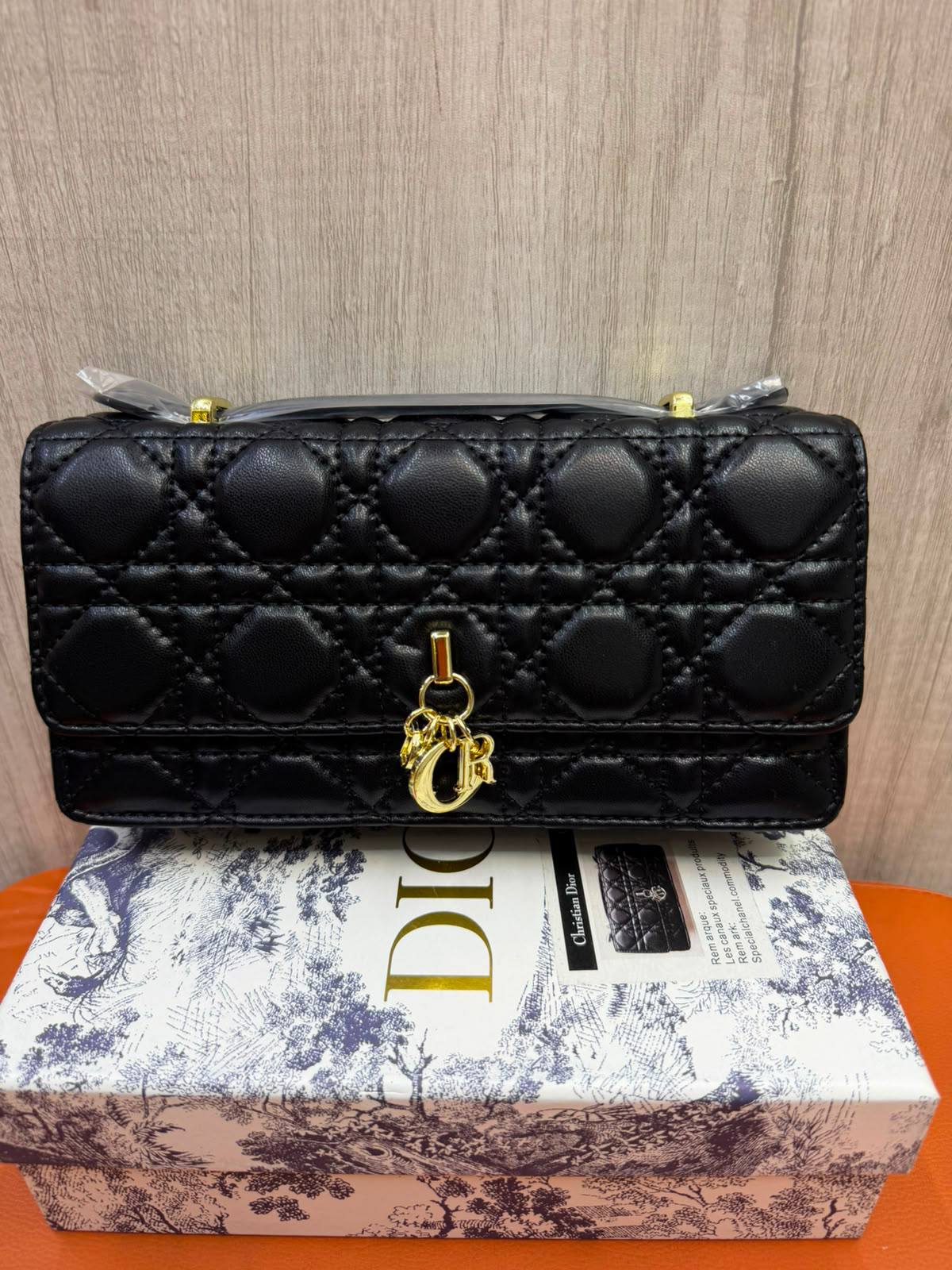 DIOR

Size  20cm

Withbox

110 dhs✅

Zain04
♥️♥️♥️