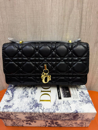 DIOR

Size  20cm

Withbox

110 dhs✅

Zain04
♥️♥️♥️