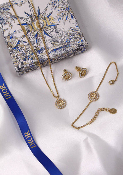 DIOR 🤍
* ⁠↗️ *Super Master Quality ®️*⬆️
* DIOR Petit CD Circle PENDANT , EARINGS & BRACLET 

*275 dhs❣️*  with *Normal* Box & Bag
*285 dhs❣️*  with *Orignal* Packaging

Zain209
♥️♥️♥️
