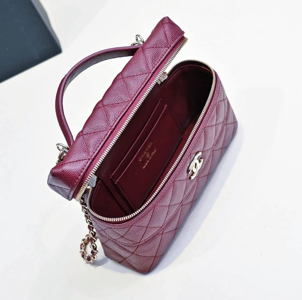 CHANEL 

COPY ONE 

WITH DOUBLE BOX 🎁

210 dhs✅

Zain295
♥️♥️♥️