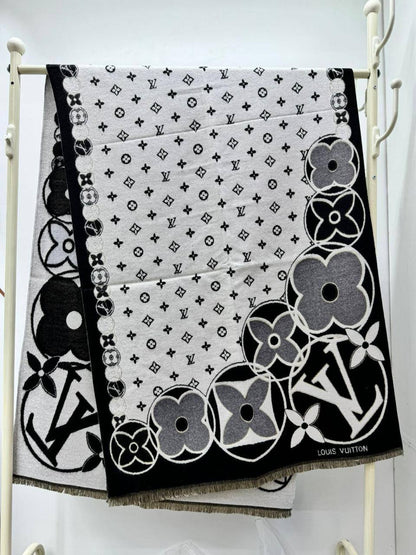 Brand Shawl / Scarf 
Good quality
Size:  180 * 68 cm
45 dhs🪙💕

Zain115
♥️♥️♥️