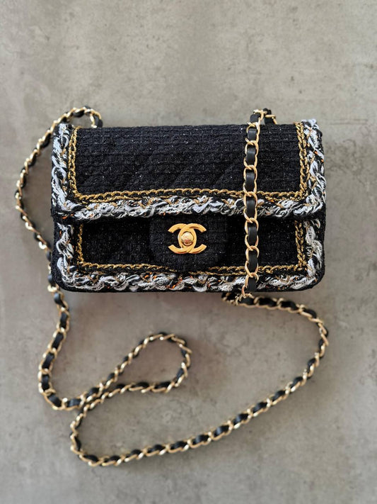 Chanel 
𝐒𝐦𝐚𝐥𝐥 𝐂𝐥𝐚𝐬𝐬𝐢𝐜 𝐁𝐚𝐠 𝐂𝐨𝐭𝐭𝐨𝐧 𝐓𝐰𝐞𝐞𝐝 
950 dhs✅

ETAG4
♥️♥️♥️