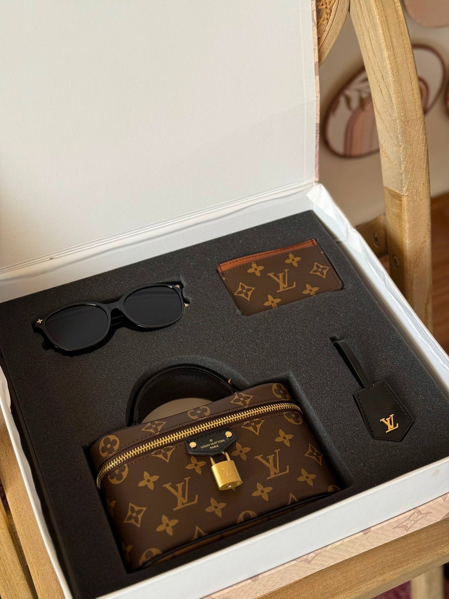New Collection✨✨✨
LV
19cm
440 dhs✅
*FULL SET(GIFT BOX)*😍😍
*MASTER QUALITY*
With box

Zain167
♥️♥️♥️