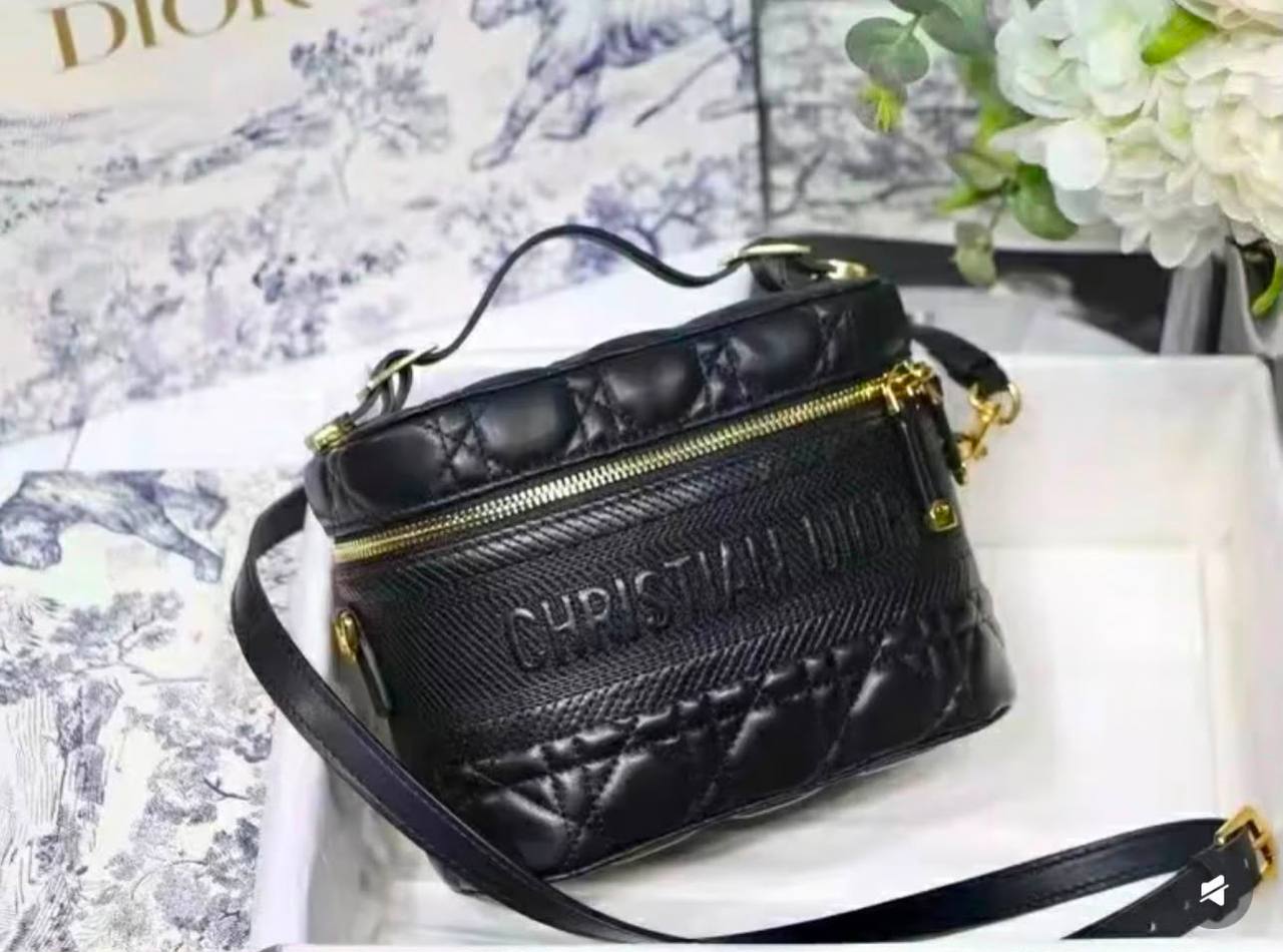 DIOR 
HIGH QUALITY 
WITH BOX 
150 dhs✅

Zain39
♥️♥️♥️