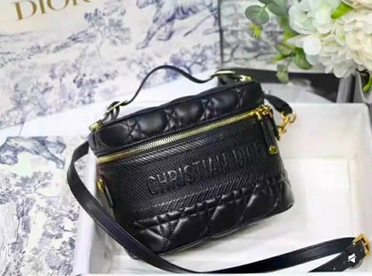 DIOR 
HIGH QUALITY 
WITH BOX 
150 dhs✅

Zain39
♥️♥️♥️