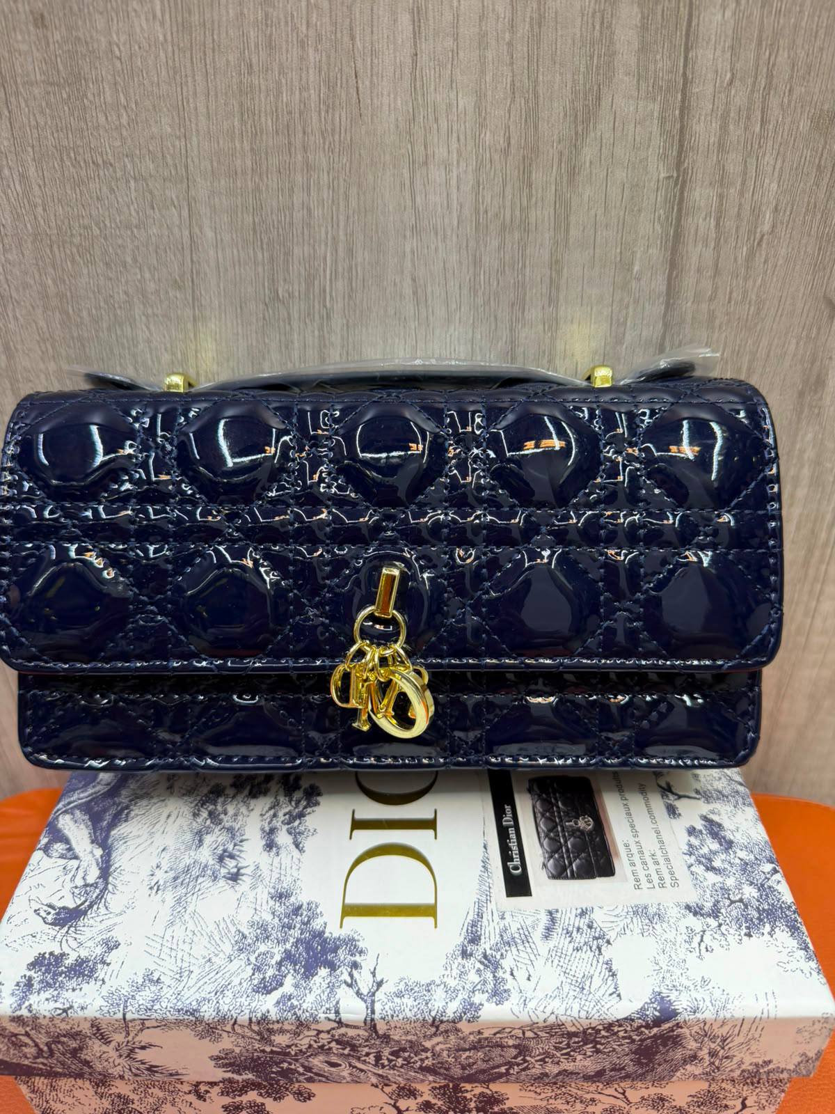 DIOR

Size  20cm

Withbox

110 dhs✅

Zain04
♥️♥️♥️