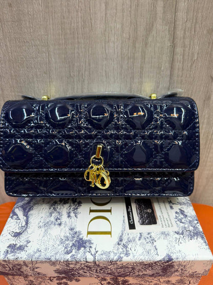 DIOR

Size  20cm

Withbox

110 dhs✅

Zain04
♥️♥️♥️