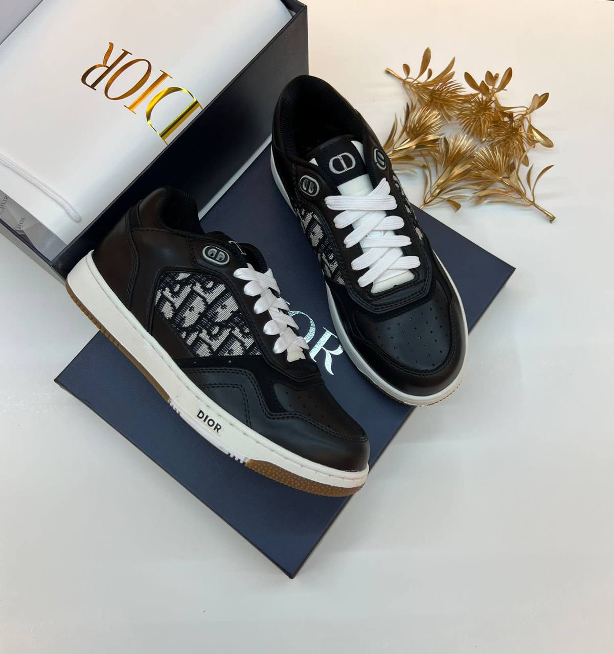 Dior Shoes 
Size:36 to 45
150 dhs✅

Zain241
♥️♥️♥️