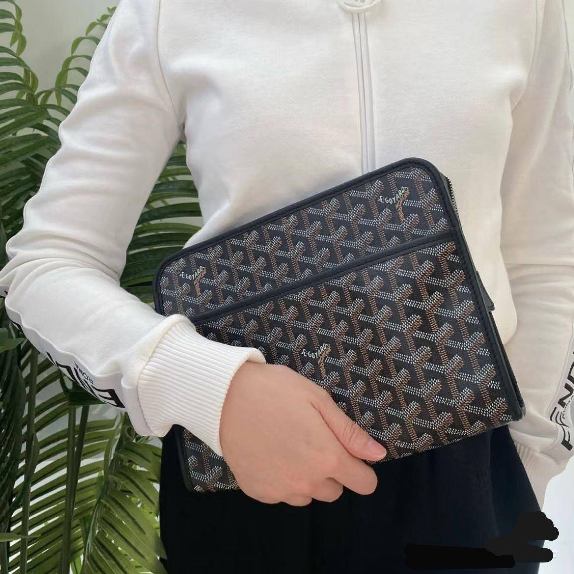 🌈 Goyard Clutch
1️⃣ First quality +🎁
Size : 25 * 21 cm
80 dhs❤️
with box 🎁

Zain115
♥️♥️♥️