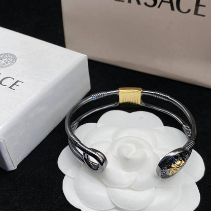 60 DHS✅
 VERSACE MASTER
✨💫⭐
BANGLE
💎
FREE SIZE  
WITH BOX AND PAPER BAG 🎁🛍️

Zain89
♥️♥️♥️