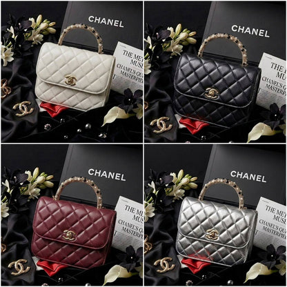 CHANEL
Top Handle Bag
Pearl Beads Design
Lambskin Leather Material
With Long Chain Belt Strap
Gold Hardware
Size: 18 cm

With BOX
🎁🎁🎁

120 dhs✅

Zain239
♥️♥️♥️