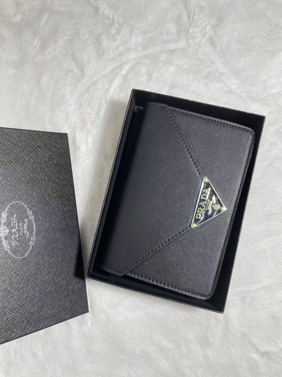 Prada 
With Box 
🎁🎁🎁

80 dhs✅

Zain250
♥️♥️♥️