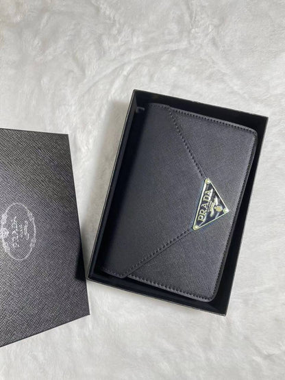 Prada 
With Box 
🎁🎁🎁

80 dhs✅

Zain250
♥️♥️♥️
