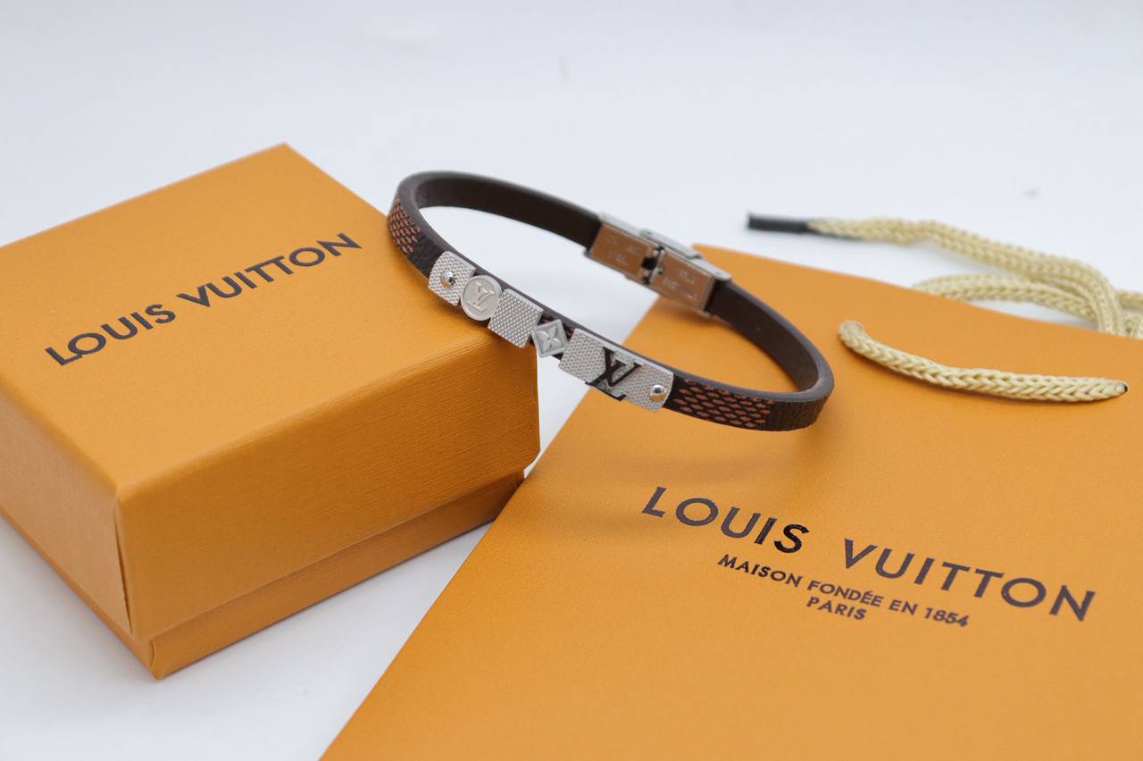 Bracelet 
55 dhs💓
+Box and paper bag🎁

Zain33
♥️♥️♥️