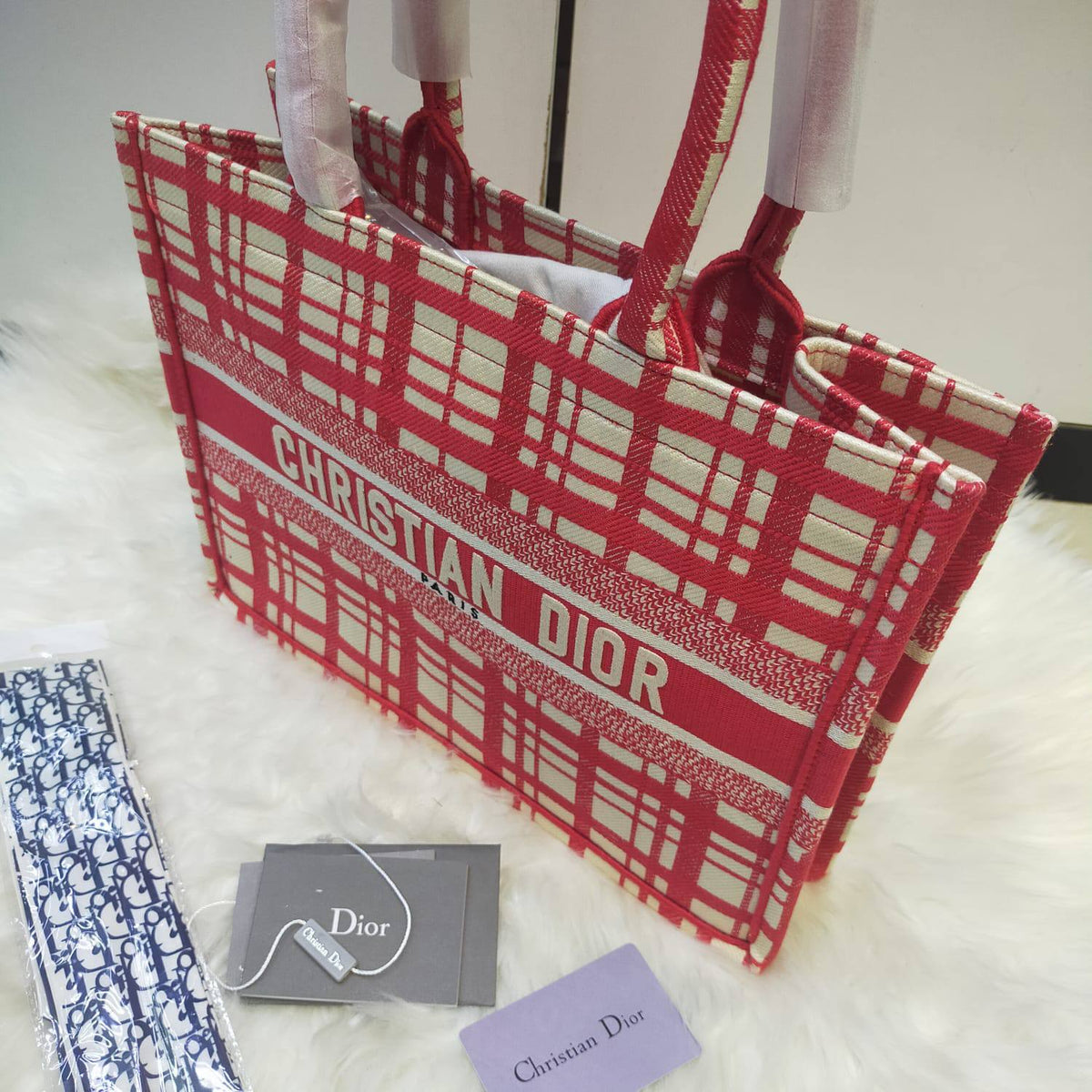 Dior

125 dhs🇦🇪🇦🇪
High quality 

Zain235
♥️♥️♥️