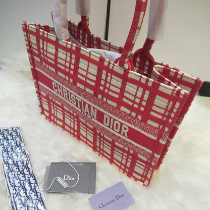 Dior

125 dhs🇦🇪🇦🇪
High quality 

Zain235
♥️♥️♥️