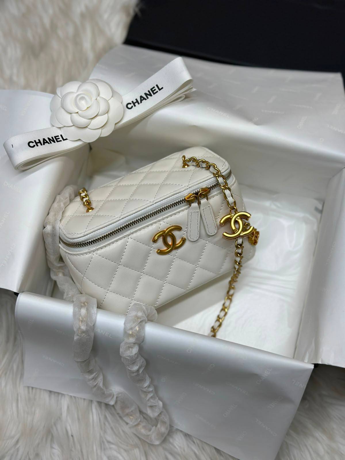 white Chanel quilted vanity bag features gold-tone hardware and a chain strap💯💯 
Original Quality 💯💯
For Price 👇 WhatsApp✅
0568585901 
0507557372
0552275751 Owner Zain 👌

Zain71
♥️♥️♥️
