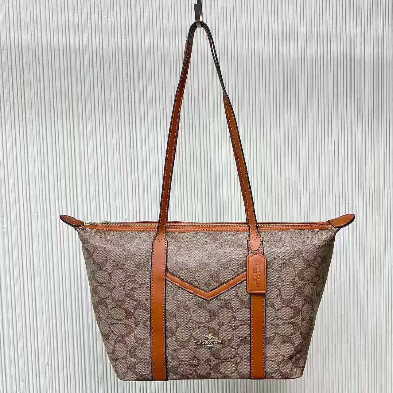 Coach
With zipper 
75 dhs💓

Zain232
♥️♥️♥️