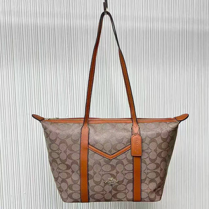 Coach
With zipper 
75 dhs💓

Zain232
♥️♥️♥️