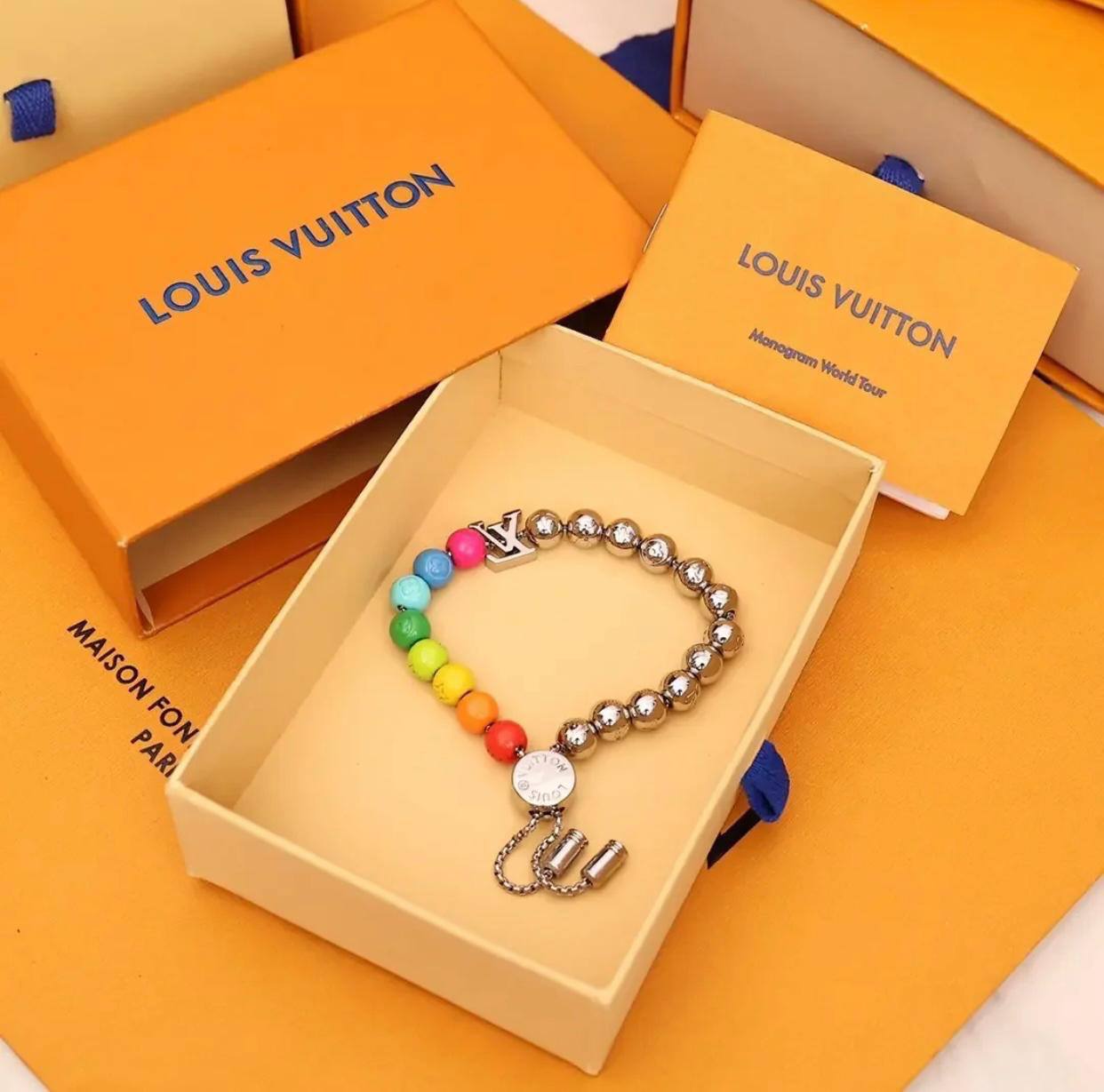 Louis Vuitton Bracelet
Master 
90 dhs🪙🌨️

Zain33
♥️♥️♥️