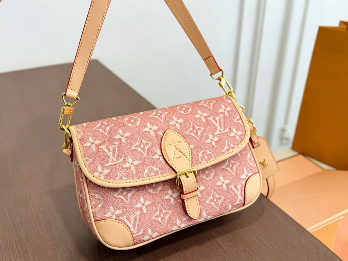 LOUIS VUITTON 

NEW DESIGN 

MASTER QUALITY 

WITH BOX 
255 dhs🇦🇪🇦🇪


SIZE: 25cm
🅱️🅰️0️⃣0️⃣9️⃣

Zain39
♥️♥️♥️