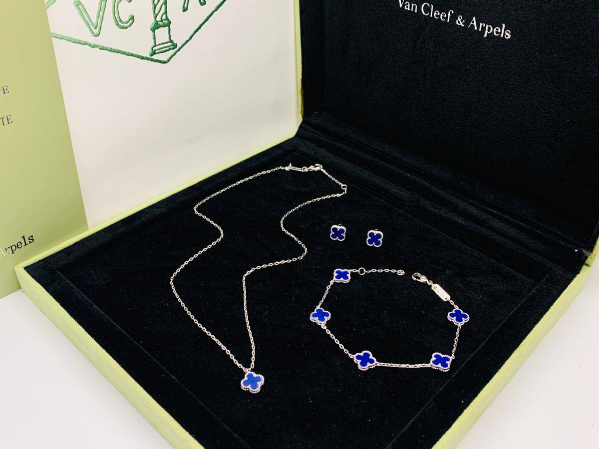 VANCLEAF MINI

SET MASTER
NECKLACE BRACELET EARRINGS
WITH GOOD BOX AND PAPER BAG🛍️🎁
150 dhs🇦🇪🇦🇪

Zain89
♥️♥️♥️