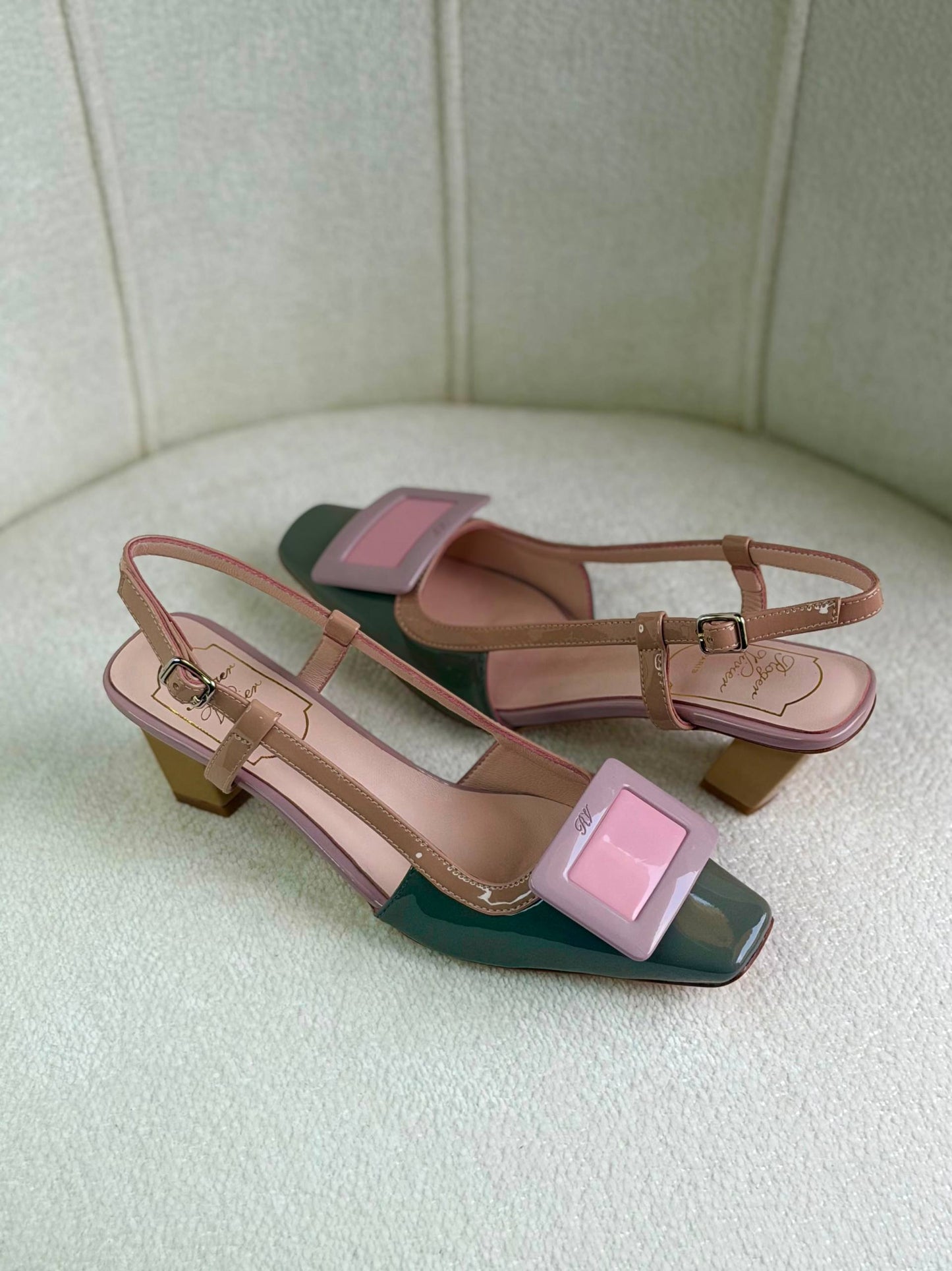 ROGER 
Super *AAA* *+* Quality 💯 
With original packing🎁🎁
SIZE:36and42
Available now
450 dhs✅

Zain309
♥️♥️♥️