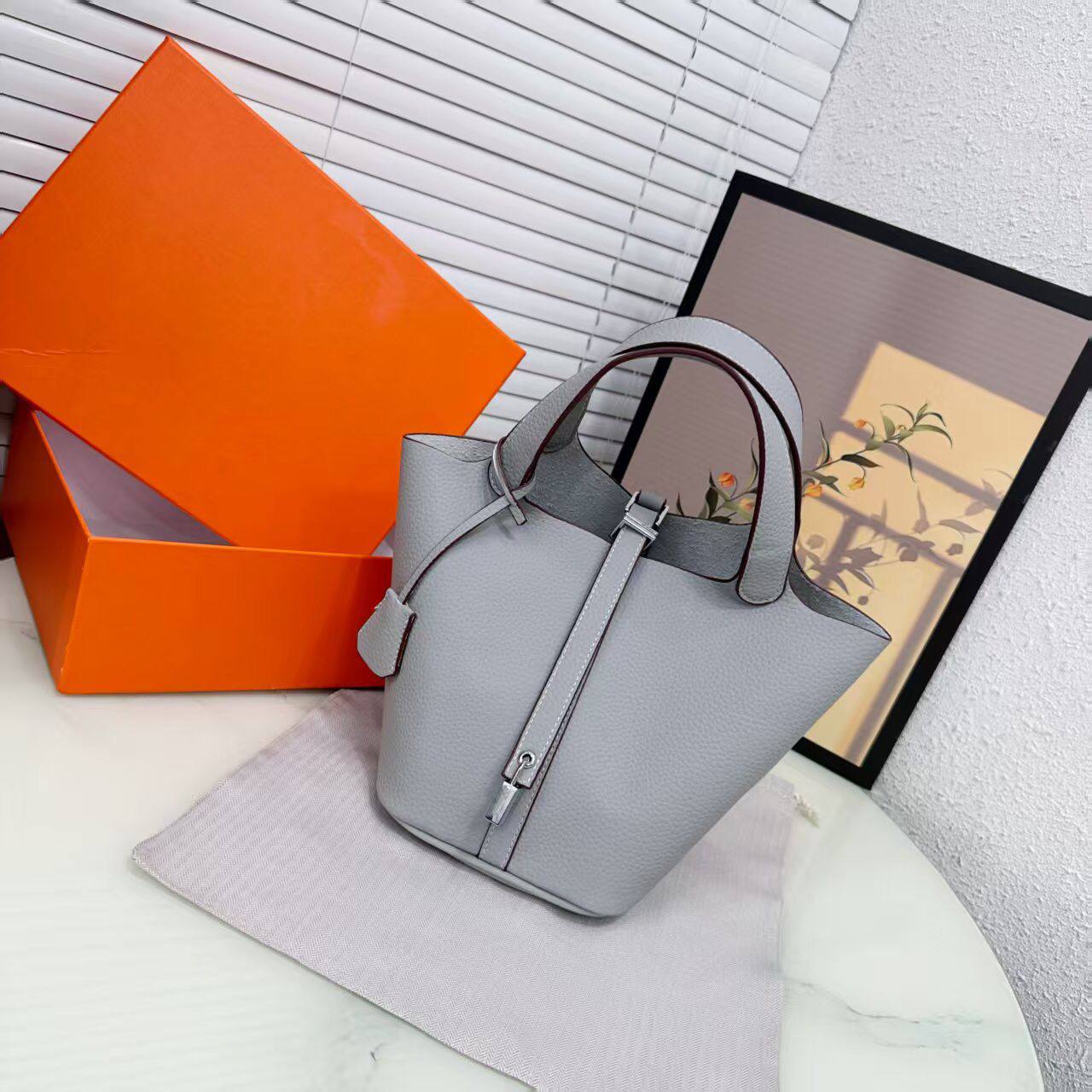 Hermes 
90 dhs✅
with box🎁

size 19×20×15cm

Zain42
♥️♥️♥️