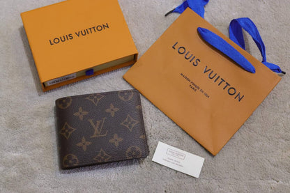 LV 
Master Wallet
120 dhs✅

Zain33
♥️♥️♥️