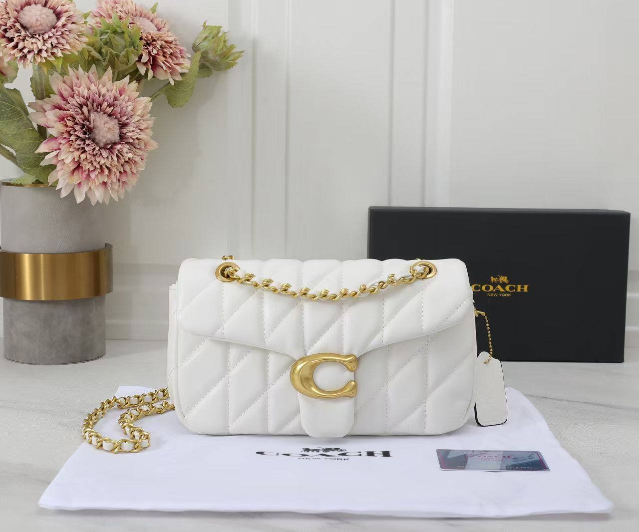 Coach 
Best quality 

with box’s 
🎁🎁🎁

100 dhs✅
size 25 CM

Zain290
♥️♥️♥️