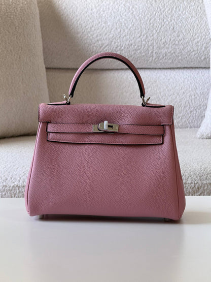 Hermes

kelly 25cm💕

master quality😍with box❤️
🎁🎁🎁

400 dhs❤️💚❤️

Zain52
♥️♥️♥️