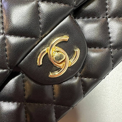 CHANEL

 NEW CAME GOOD QUALITY 
WITH BOX 
🎁🎁🎁

100 dhs🪙💕

Zain39
♥️♥️♥️
